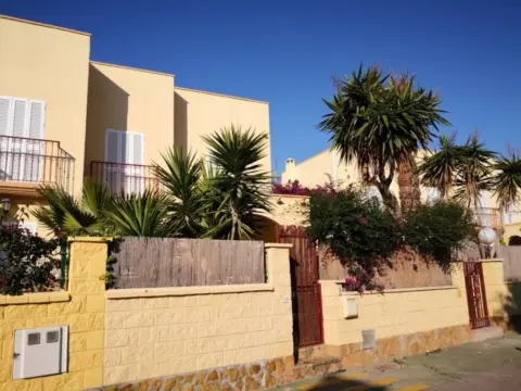Casa adosada en Avenida Chafarinas