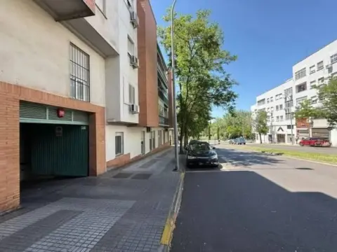 Nave comercial en Ronda Sur-Suerte de Saavedra