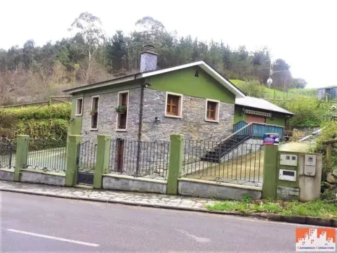 Casa adosada en calle Carretera de Andes. 33719, Navia (Asturias)