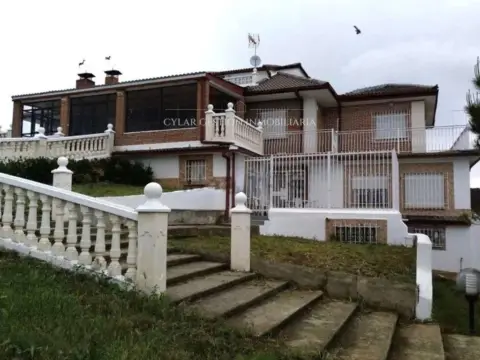 Chalet en Castellanos de Villiquera