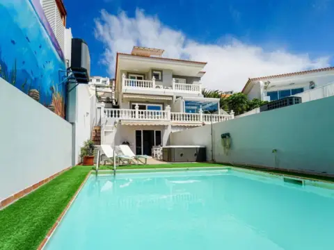 Casa adosada en calle Tara