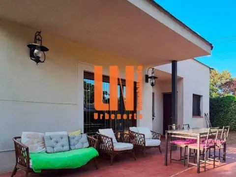 Casa pareada en Núcleo Urbano