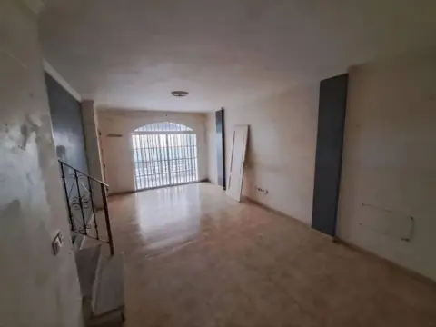 Casa adosada en calle de El Salvador