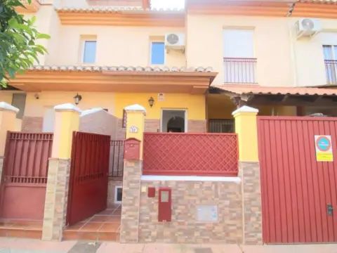 Casa adosada en Zona Avenida de los Ogíjares