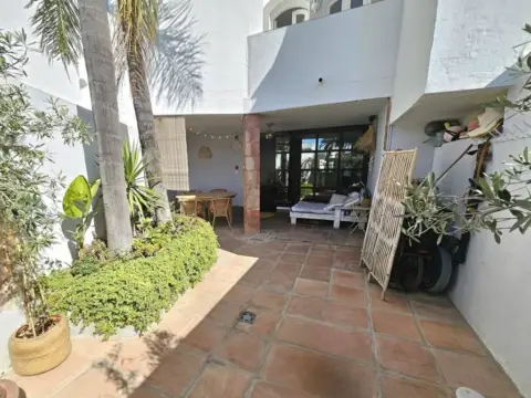 Casa adosada en calle Río Nilo