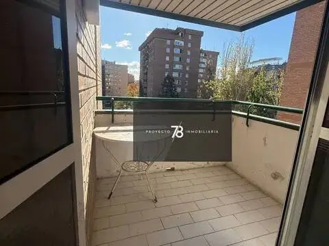 Piso en calle del Poeta Alfonso Carlos Comín Ros