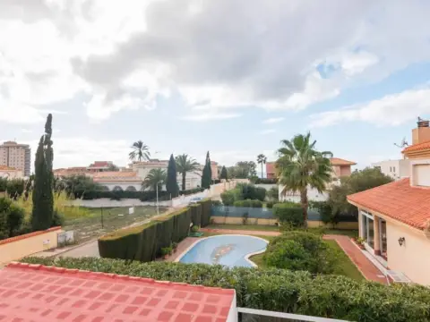 Casa adosada en Urbanización Veneziola E