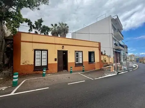 Casa rústica en calle Puerto Franco