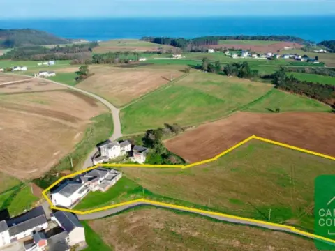 Casa adosada en calle Freal. 33719, Navia (Asturias)