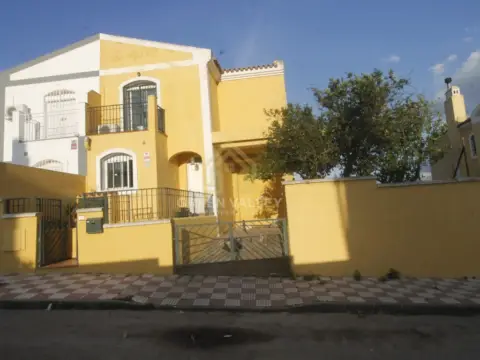 Casa pareada en Los Barrios