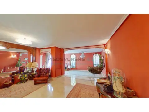 Casa adosada en calle de Arzobispo Casimiro Morcillo, 31