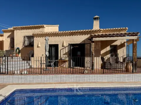 Casa en calle Carretera El Pinar De