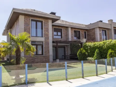 Casa pareada en Los Satélites-Roza Martín