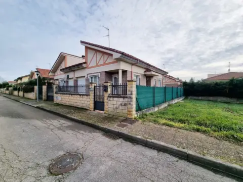 Chalet en calle Juan Cuevas González, 55