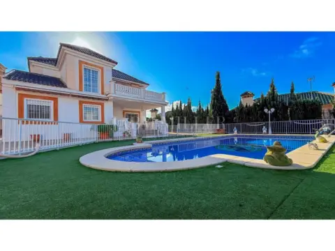 Chalet en Los Arenales del Sol