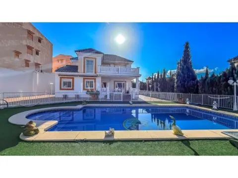 Chalet en Los Arenales del Sol