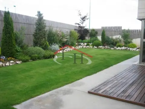 Chalet en calle Cortes de León