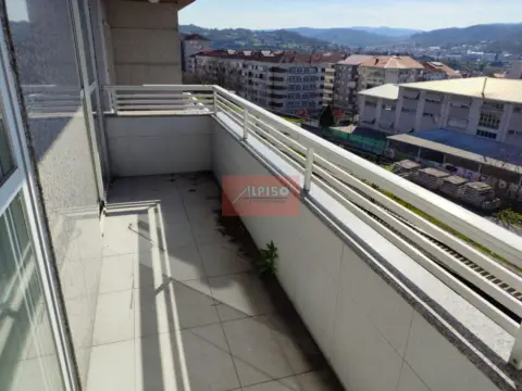 Piso en calle Sierra Martiña