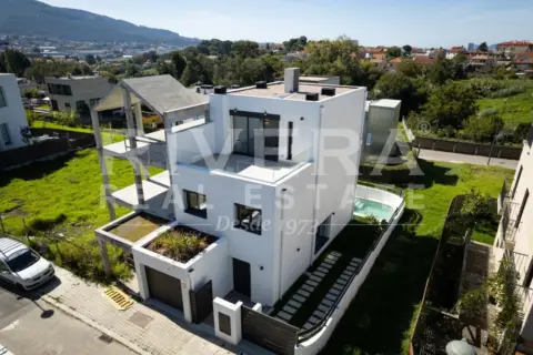 Casa pareada en calle Navia