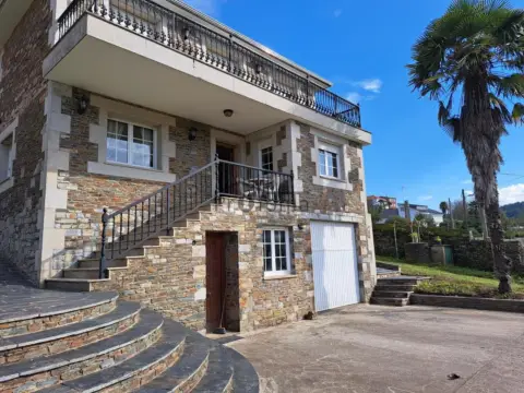 Casa en calle Veiga. Mandeo