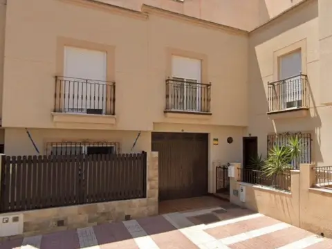 Casa adosada en calle del Mar Caspio