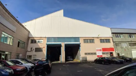 Nave industrial en calle de Gambrinus