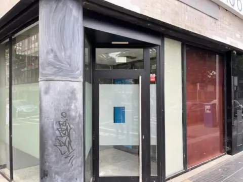 Local comercial en Plaza de la Feria