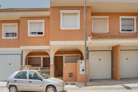 Chalet adosado en calle C- Juan de Cobato