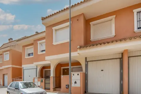 Chalet adosado en calle C- Juan de Cobato