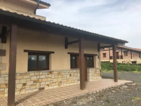 Chalet en calle C- Mendraka