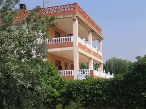 Chalet en calle C- Diseminado