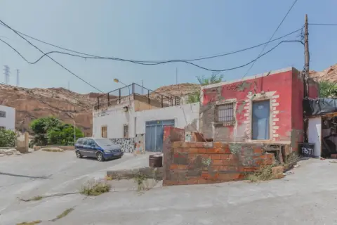 Chalet adosado en calle C- Cuevas San Roque