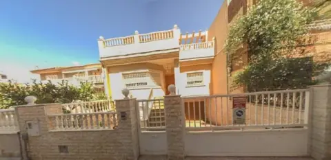 Chalet adosado en calle C- Sagasta - los Dolores