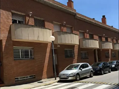 Chalet adosado en calle C- de Nou Cases