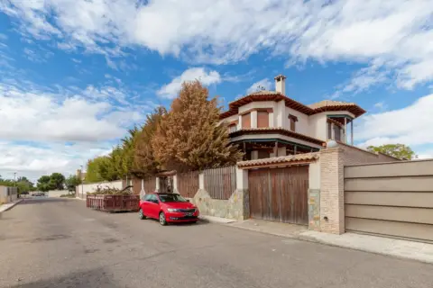 Chalet en calle C- Tulipanes