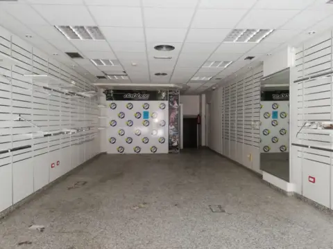 Local comercial en calle C- Juan Manuel Durán
