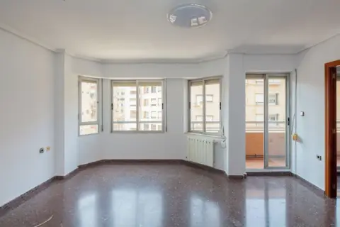 Piso en calle C- Cora Raga