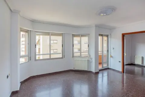 Piso en calle C- Cora Raga