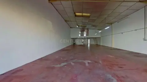 Almacén en calle de Esteban Salazar Chapela