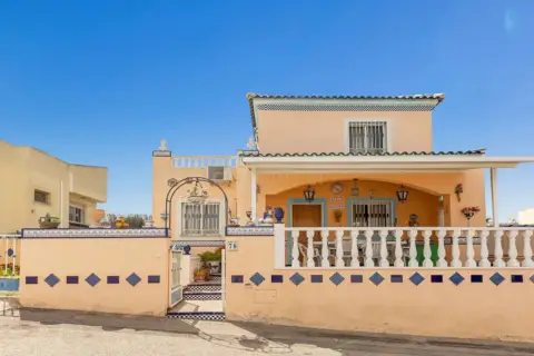 Chalet en Urbanización los Altos