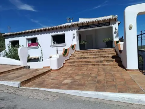 Local comercial en Avinguda Pego