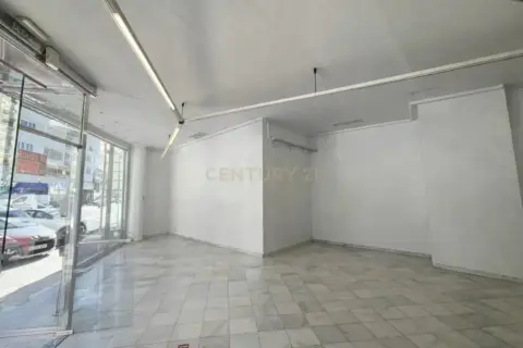 Local comercial en Avenida de los Manantiales