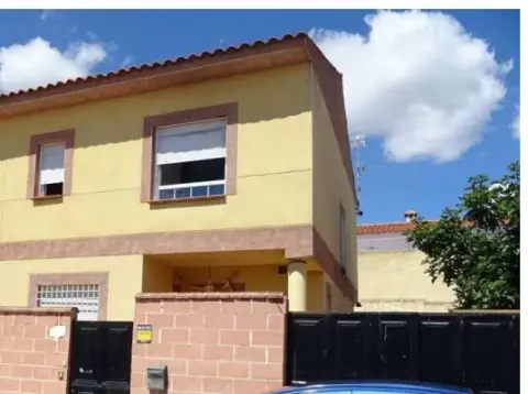 Casa adosada en calle de Clavel
