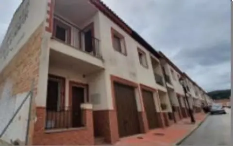 Casa adosada en calle calle Maestra Ana Alba Rengel Vivienda