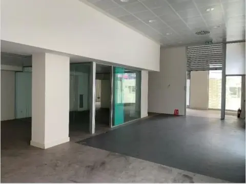 Local comercial en calle de Caveda