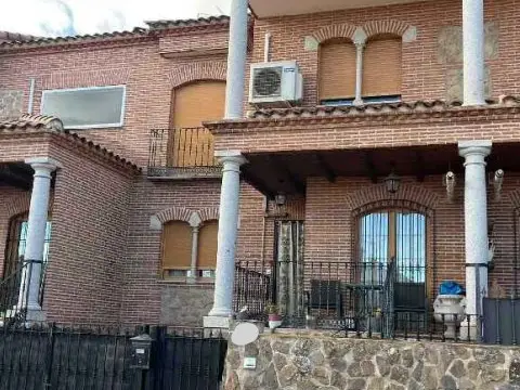 Casa adosada en calle Azucena