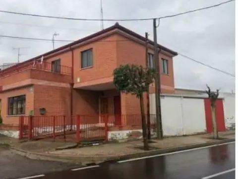 Casa adosada en calle de la Ribera