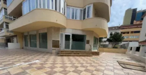 Local comercial en calle Avramon y Cajal