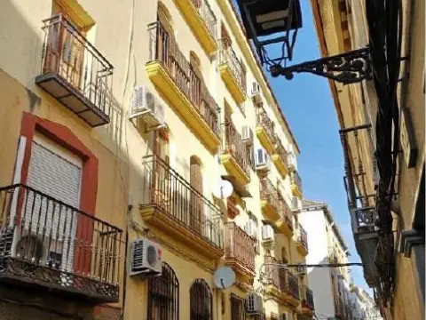 Piso en calle Almendros Aguilar