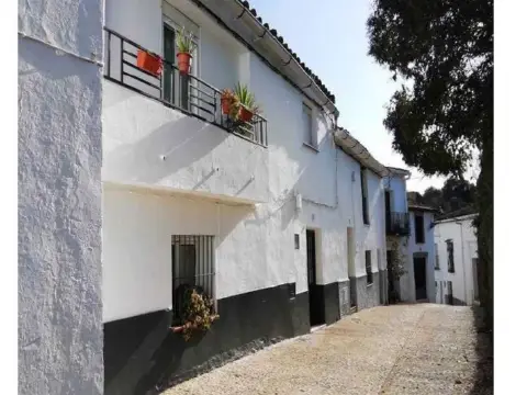Casa adosada en calle de la Sola